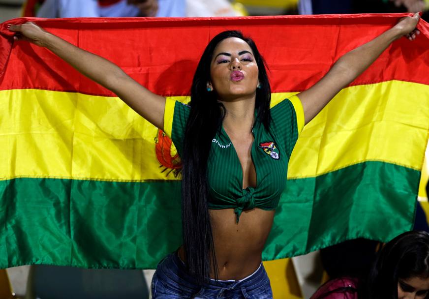 Tifo scatenato e bellezze in tribuna per la Copa America 2015. Una attraente supporter boliviana fa di tutto per farsi notare (Ap)